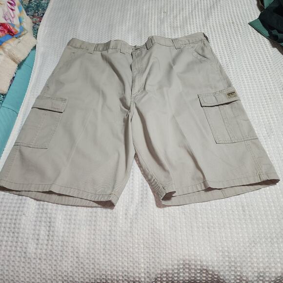 WRANGLER EUC MENS SIZE 46 HERO CARGO SHORTS - Picture 1 of 7